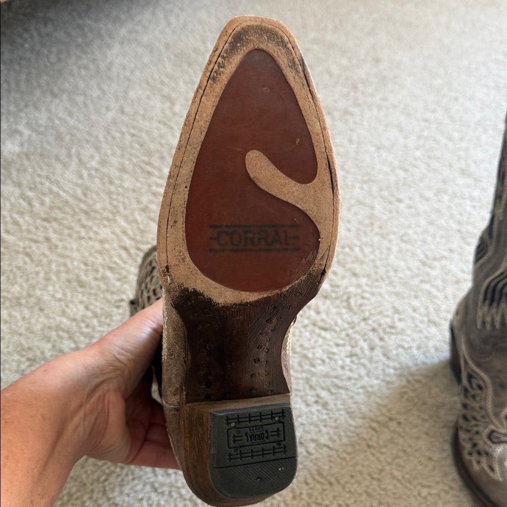 Corral Brown Heeled Boots with Cross Design - Picture 3 of 7